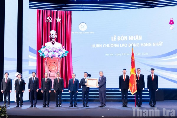 Bộ Khoa học và Công nghệ đón nhận Huân chương Lao động hạng Nhất