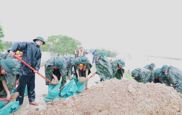 Thanh Hoá: Gần 200 chiến sĩ lực lượng vũ trang tham gia xử lý sự cố chân đê sông Mã