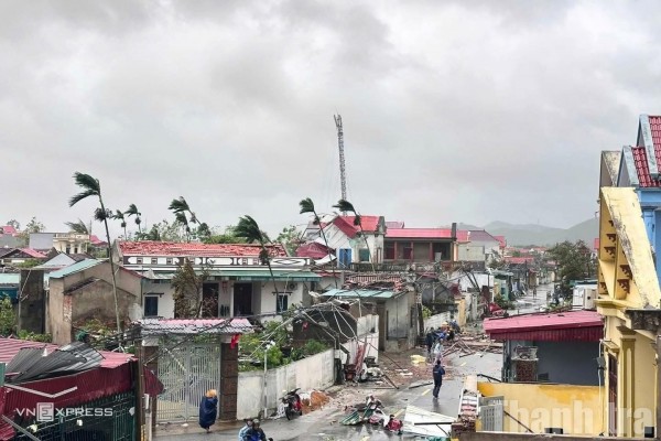 Căng mình hộ đê, khắc phục hậu quả bão số 10 ở Thanh Hóa