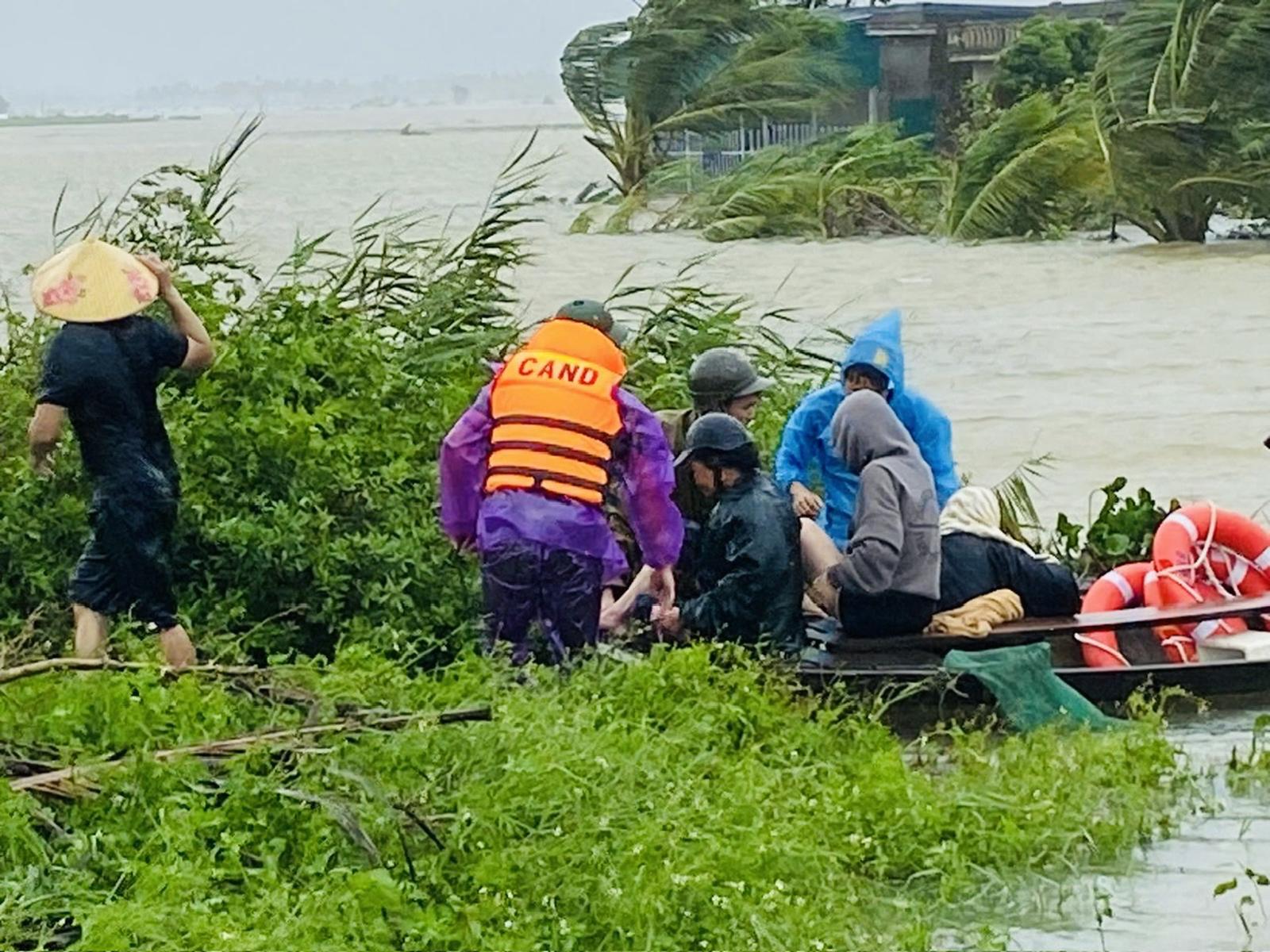 Khẩn trương, nghiêm túc thực hiện công tác ứng phó và khắc phục hậu quả bão số 10 và mưa lũ