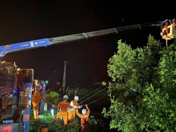 Hơn 695.000 khách hàng đã có điện trở lại, EVNCPC tập trung khôi phục lưới điện ở Quảng Trị