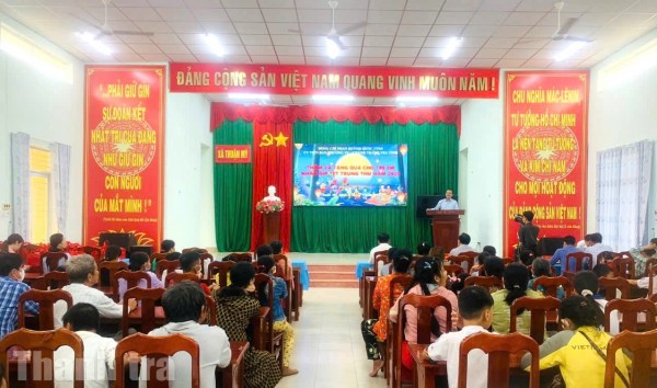 Chánh Thanh tra tỉnh Tây Ninh trao quà trung thu cho trẻ em tại xã Thuận Mỹ