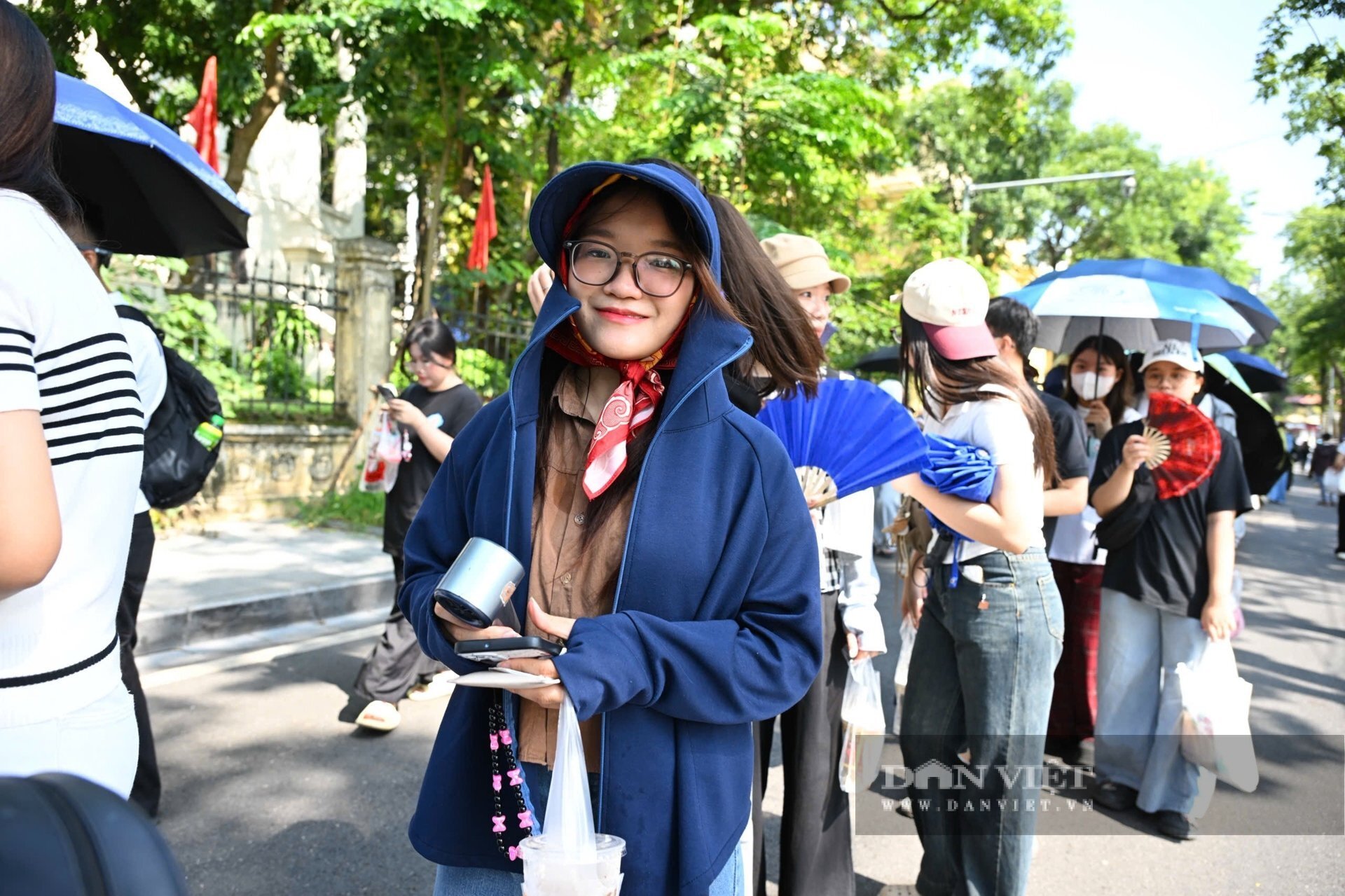 Hàng nghìn bạn trẻ đội nắng, xếp hàng nhận vé concert Quốc gia - Chương trình nghệ thuật chính luận Tổ quốc trong tim