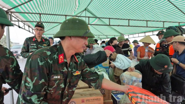 Thanh Hóa: Lực lượng vũ trang hỗ trợ khẩn cấp người dân xã Nông Cống bị ngật lụt