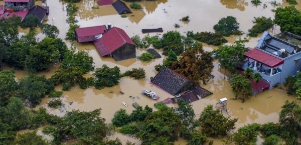 Nước lũ dâng cao, nhiều vùng ở Thanh Hóa bị chia cắt