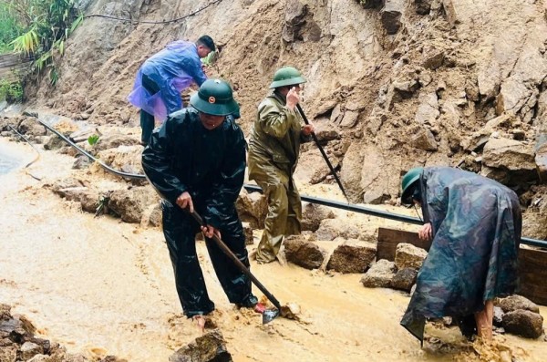 Chính quyền nỗ lực khắc phục sạt lở, giữ vững mạch giao thông sau bão số 10 ở Thanh Hóa