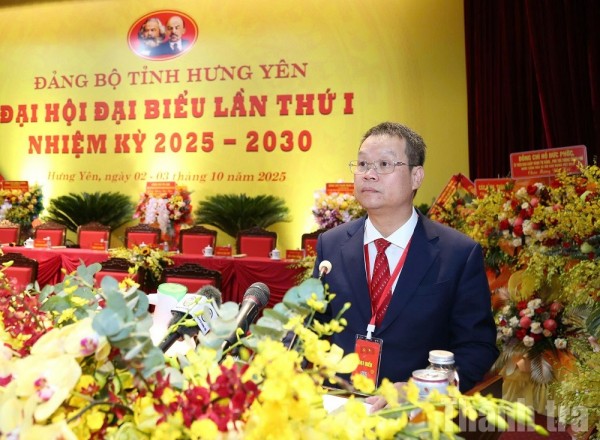 Đại biểu Đại hội Đảng bộ tỉnh Hưng Yên ủng hộ đồng bào khắc phục hậu quả bão số 10