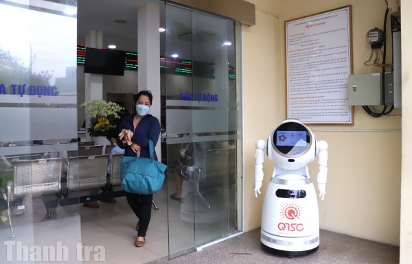 Vận hành thử nghiệm robot AI tại Trung tâm Phục vụ hành chính công phường An Lạc, TP Hồ Chí Minh