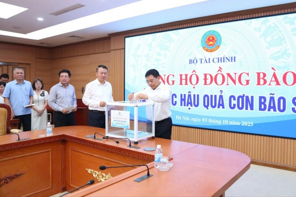 Bộ Tài chính quyên góp được 1,5 tỷ đồng ủng hộ người dân khắc phục bão số 10