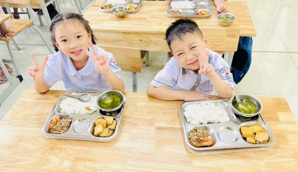 Hà Nội kiểm tra đột xuất bữa ăn bán trú học sinh