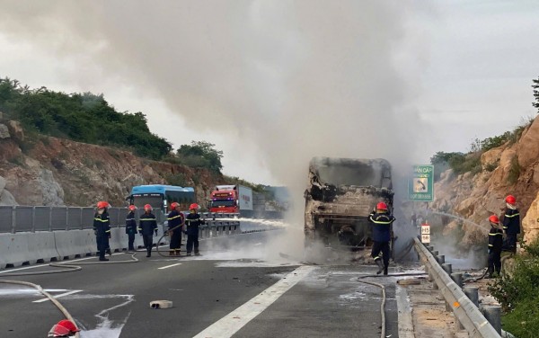 Cháy xe khách giường nằm trên tuyến cao tốc Bắc - Nam đoạn qua Khánh Hòa