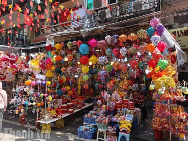 Trung thu trên phố Hàng Mã: Lung linh đèn lồng, rộn rã tiếng cười