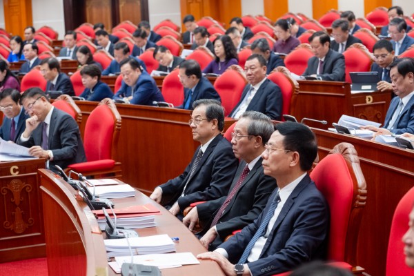 Bộ Chính trị: Tiếp tục bố trí cán bộ, các chức danh không phải người địa phương