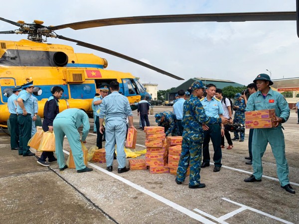 Quân chủng Phòng không - Không quân điều động 3 trực thăng vận chuyển hàng nhu yếu phẩm đến Lạng Sơn