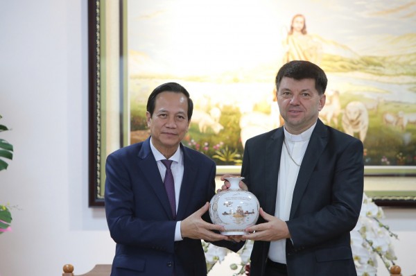 Bộ trưởng Đào Ngọc Dung gặp đại diện thường trú Tòa thánh Vatican tại Việt Nam