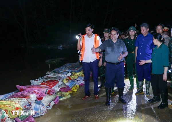 Thủ tướng kiểm tra, chỉ đạo ứng phó mưa lũ tại vùng ven sông Hà Nội trong đêm