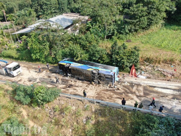 Lào Cai: Xe khách mất lái lật nhào, 3 người tử vong, 5 người bị thương