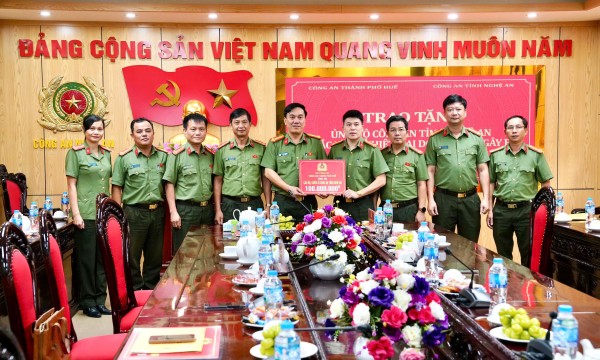 Công an TP Huế: Thăm, tặng quà hỗ trợ lực lượng và Nhân dân các tỉnh bị ảnh hưởng bão số 10