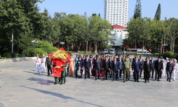 Đoàn đại biểu tỉnh Lạng Sơn dâng hương kỷ niệm 75 năm Ngày giải phóng Lạng Sơn