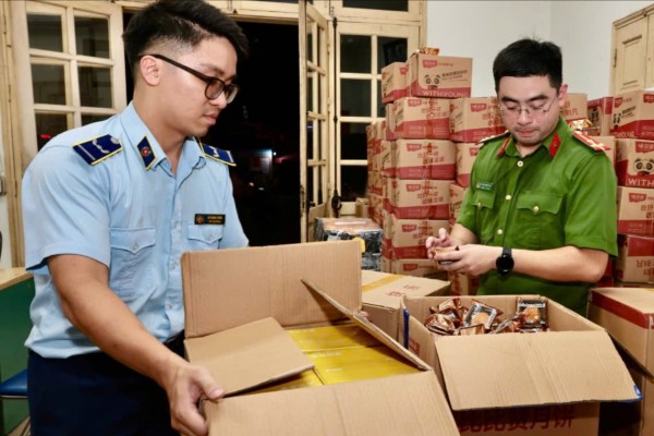 Ngăn chặn 3.840 chiếc bánh nhập lậu trước khi tuồn ra thị trường Hà Nội