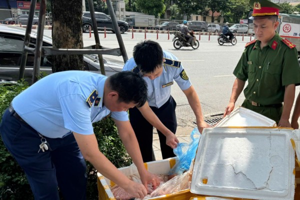 Hà Nội: Tăng cường kiểm tra, xử lý vi phạm trong kinh doanh thực phẩm, đồ chơi và hàng tiêu dùng nhập lậu dịp cao điểm