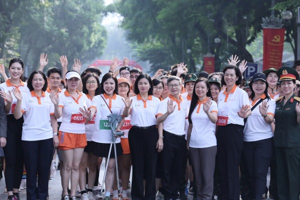 Gần 1.000 vận động viên tham gia giải chạy “Phụ nữ chạy hưởng ứng Vì môi trường không khói thuốc”