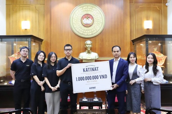 Những tấm lòng sẻ chia giúp đồng bào vững bước sau bão lũ