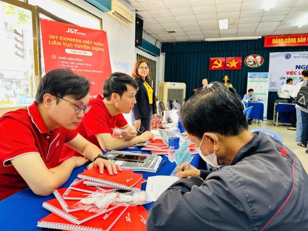 Người lao động được săn đón: Doanh nghiệp tung ưu đãi, địa phương chi lương trăm triệu để hút nhân tài