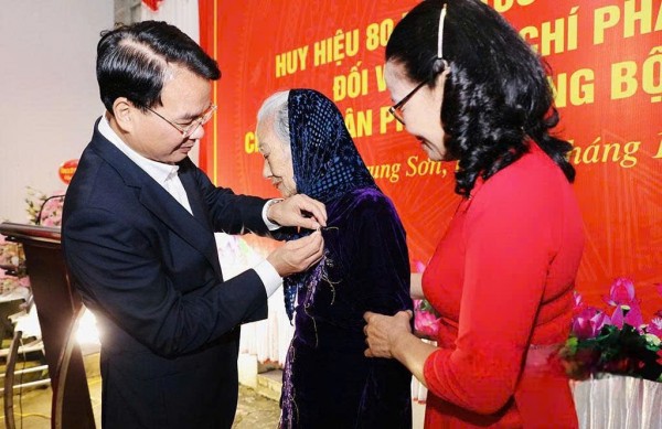 Ninh Bình: Bí thư Tỉnh ủy Đặng Xuân Phong trao tặng Huy hiệu 80 năm tuổi Đảng cho đảng viên