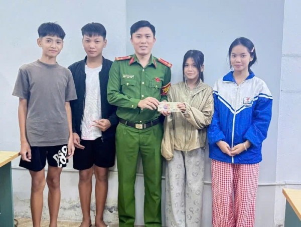 Thanh Hóa: 4 học sinh nhặt được tiền và trả lại cho người đánh rơi