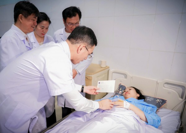 Bộ trưởng Bộ Y tế tặng Bằng khen cho 4 điều dưỡng Bệnh viện Sản Nhi Nghệ An đã dũng cảm bảo vệ bệnh nhân