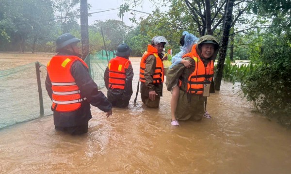 TP Huế: Ứng phó khẩn mưa lũ, sông Hương vượt báo động III