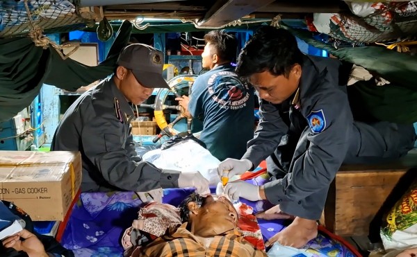 Tàu Kiểm ngư KN-219 kịp thời cấp cứu ngư dân bị nạn giữa biển khơi