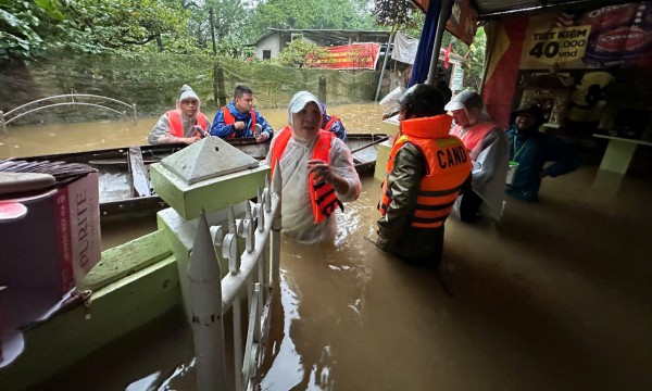 Mưa lớn ngập nặng, nhiều tuyến đường bị sạt lở - toàn TP Huế khẩn trương ứng phó
