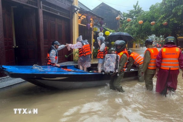 Quân đội ứng phó mưa lũ đặc biệt lớn, khẩn cấp tại thành phố Huế và Đà Nẵng