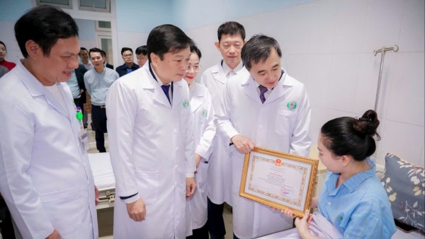 Nghệ An: Tặng bằng khen cho tập thể, cá nhân dũng cảm bảo vệ an toàn tính mạng cho bệnh nhân