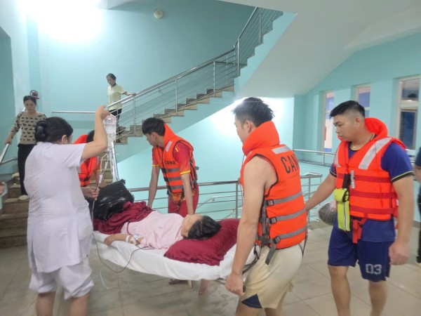 Bộ Y tế yêu cầu các cơ sở y tế khu vực miền Trung trực 24/24, sẵn sàng cấp cứu nạn nhân do mưa lũ