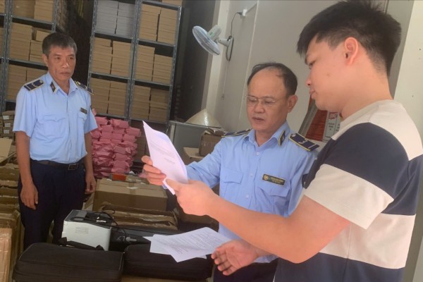 Đội Quản lý thị trường số 1: Liên tiếp triệt phá hai cơ sở sản xuất, kinh doanh hàng giả quy mô lớn tại Hà Nội