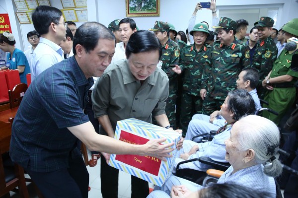 Phó Thủ tướng Trần Hồng Hà thăm, động viên bệnh nhân và nhân viên y tế vùng lũ TP. Huế