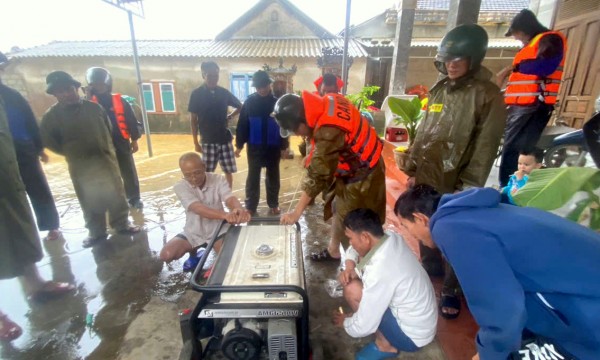 Công an TP Huế và “trạm sạc 0 đồng” giữa vùng lũ