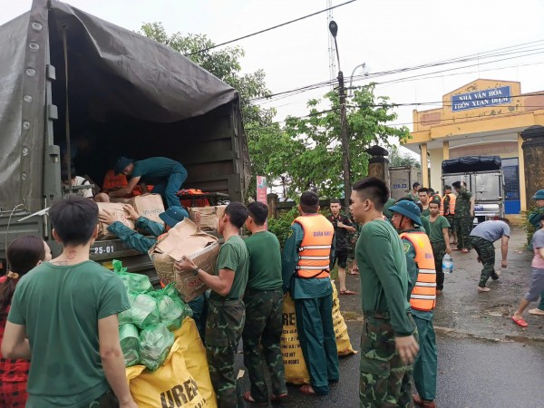 Hơn 12.600 cán bộ, chiến sĩ dốc toàn lực cứu trợ người dân trong mưa lũ