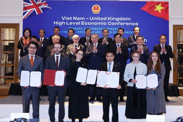 Bộ trưởng Bộ Tài chính Nguyễn Văn Thắng trao các văn kiện hợp tác với Vương quốc Liên hiệp Anh và Bắc Ireland