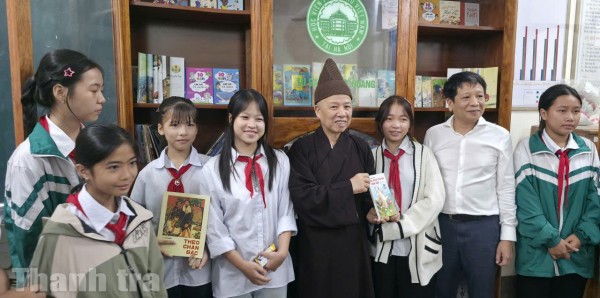 Tủ sách Phật Quang: Thắp lên ngọn lửa truyền cảm hứng để mỗi ngày các em đến trường học là một ngày hạnh phúc