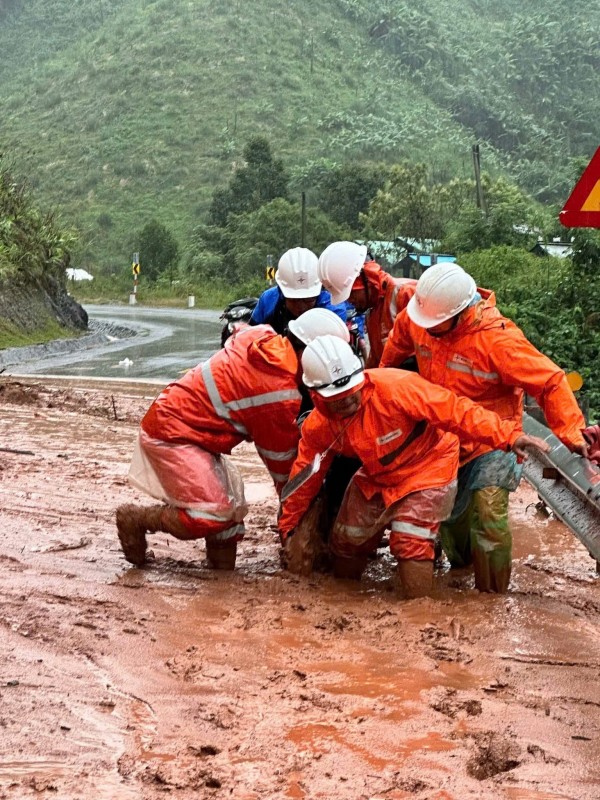 Đã khôi phục cấp điện cho hơn 85% khách hàng bị ảnh hưởng do mưa lũ