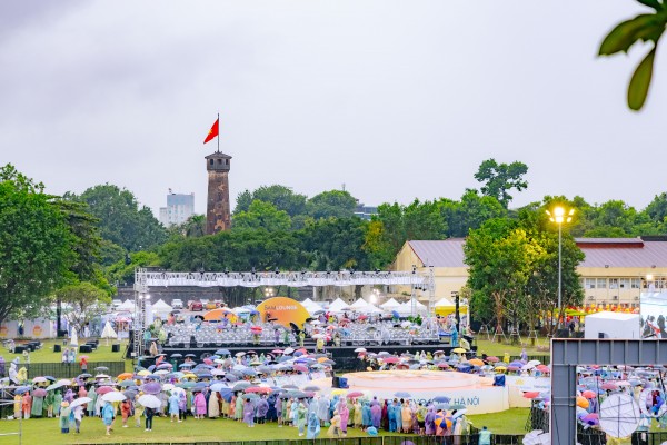 Hàng nghìn khán giả đón bình minh cùng 5AM Concert