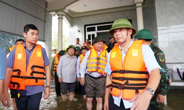 Tổng Bí thư Tô Lâm thăm, tặng quà người dân vùng lũ tại Huế