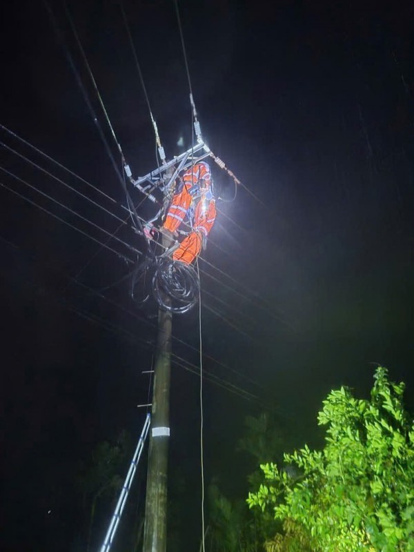 Miền Trung: Gần 99% khách hàng đã có điện trở lại sau lũ