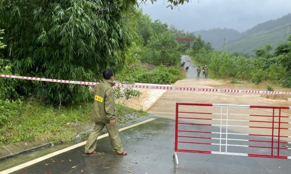 TP Huế: Lực lượng Công an dầm mưa bám địa bàn, khẩn trương khắc phục sạt lở, giúp dân vượt lũ