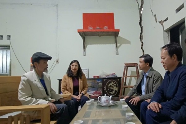 Cao Bằng: Chủ tịch HĐND tỉnh thăm, tặng quà các gia đình bị ảnh hưởng nặng cơn bão số 10, 11