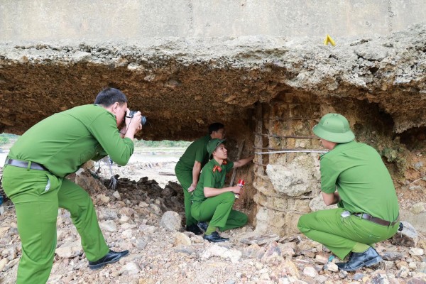 Công an Phú Thọ khám nghiệm hiện trường vụ cầu Sông Lô 